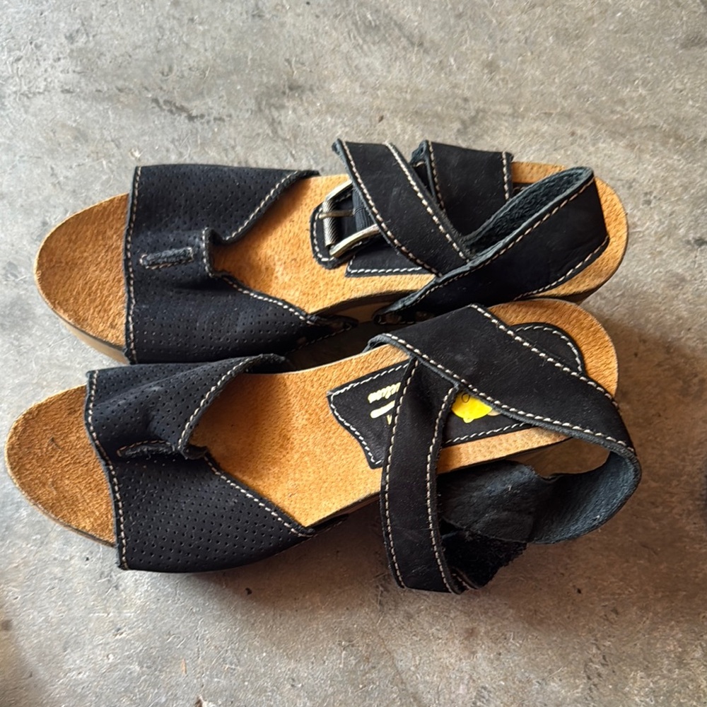 Sbicca Black and Tan Heeled Sandals